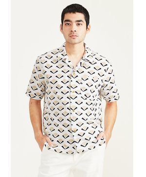 Camisa Seasonal Camp Collar Relaxed Fit Blanca con Pattern Khaki